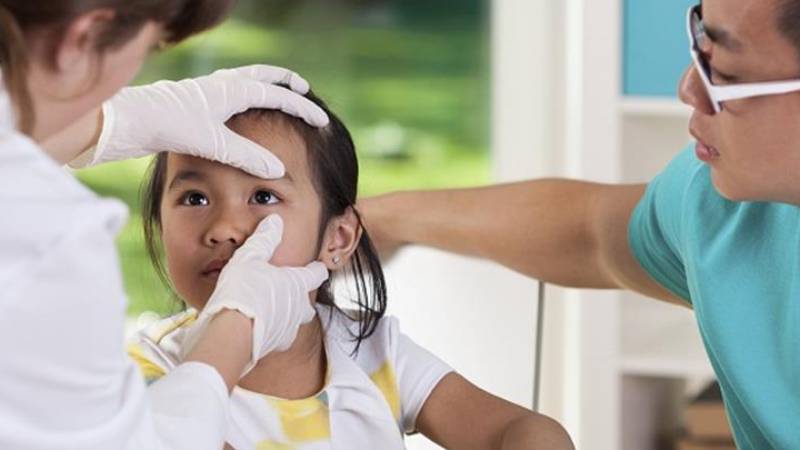 درمان افتادگی پلک در کودکان